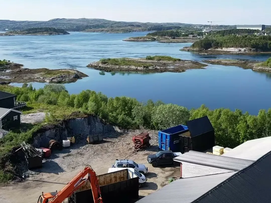 Anlegget i Nærøysund sett fra lufta, med sjøen og holmene i bakgrunnen